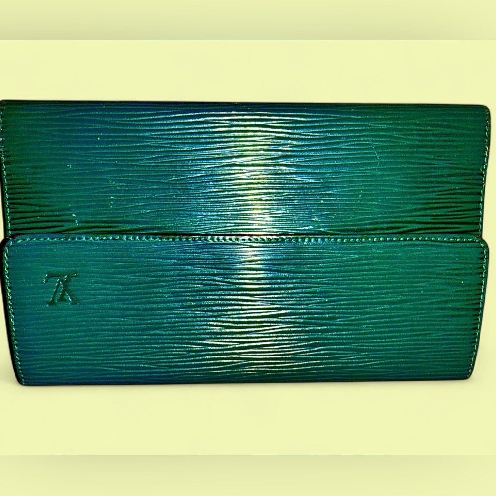 Authentic Louis Vuitton Borneo Green Epi Leather Sarah Wallet